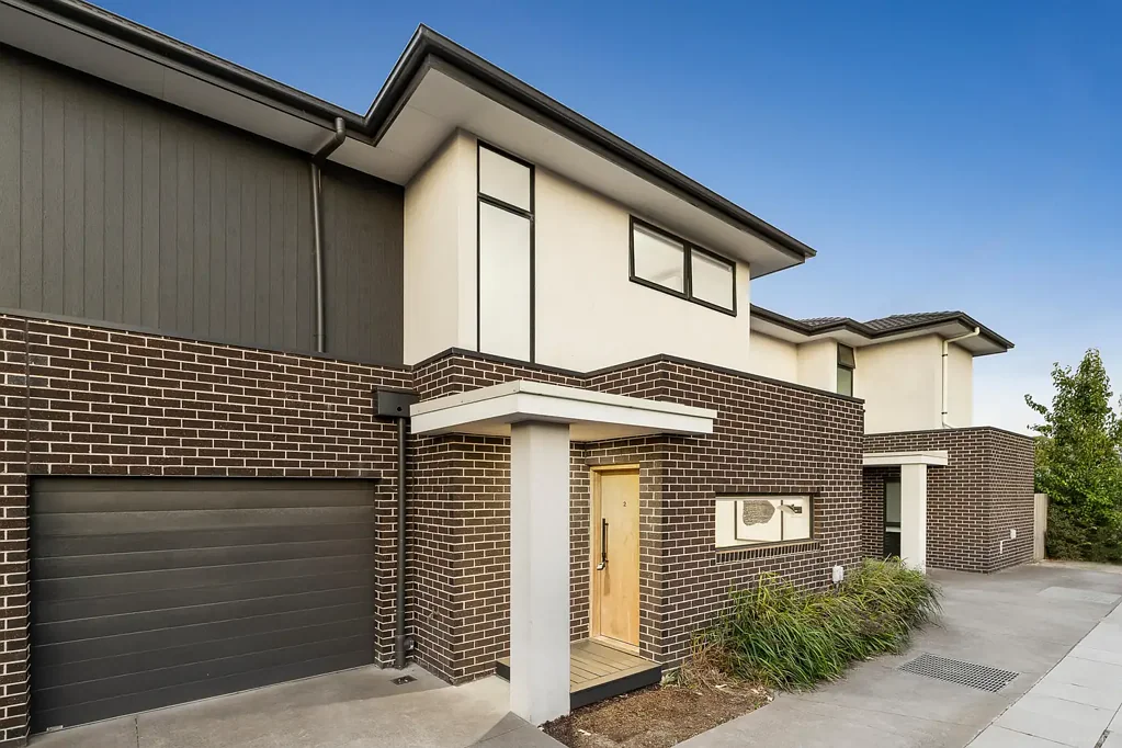 Heidelberg West 3房 绿树环绕宁静居所 三卧两层采光佳 开放式客厨设计 宽敞甲板户外享 木地板温暖舒适 反转空调四季宜 低维护生活优选 Peaceful Two-Level Home with Sunlit Alfresco Living