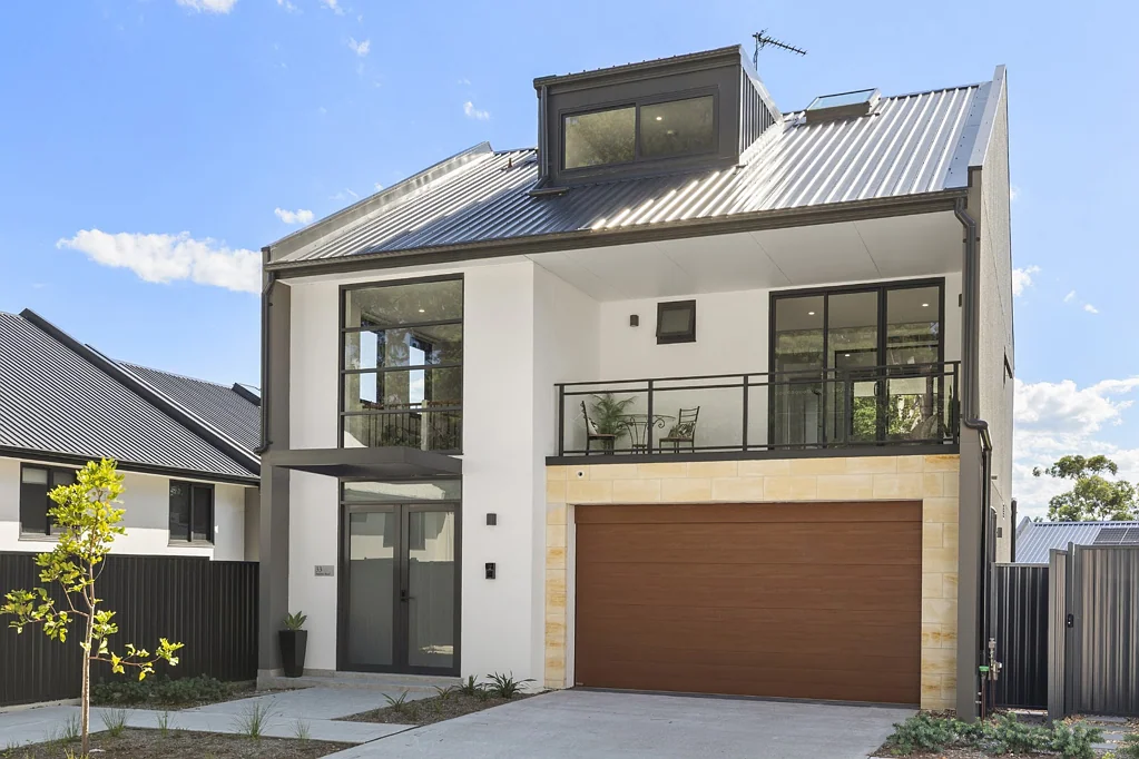 Castle Hill 4房 全新Grand Hill Estate 私人门禁社区 托伦斯产权 三层住宅 内部电梯 双车库 四独立生活区 主套房带父母休息室 两主卧独立卫浴 Calacutta石材厨房 Ilve电器 智能家居自动化 山景阳台 阳光后院 社区网球场泳池 BRAND NEW Luxury tri-Level home with internal lift and dual master suites