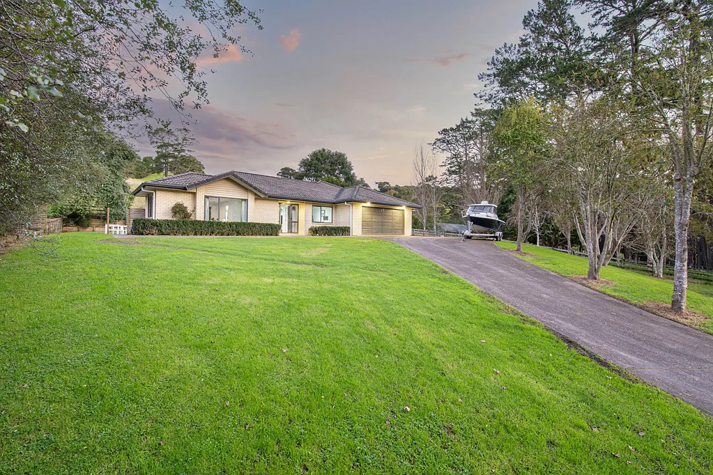 Puhoi 4房  Modern 4-Bed, 2Ha & Massive American Barn