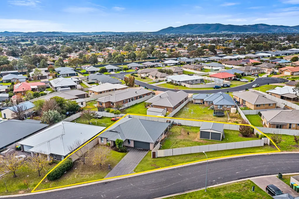 Mudgee 4房  FAMILY LIVING OF GENEROUS PROPORTIONS