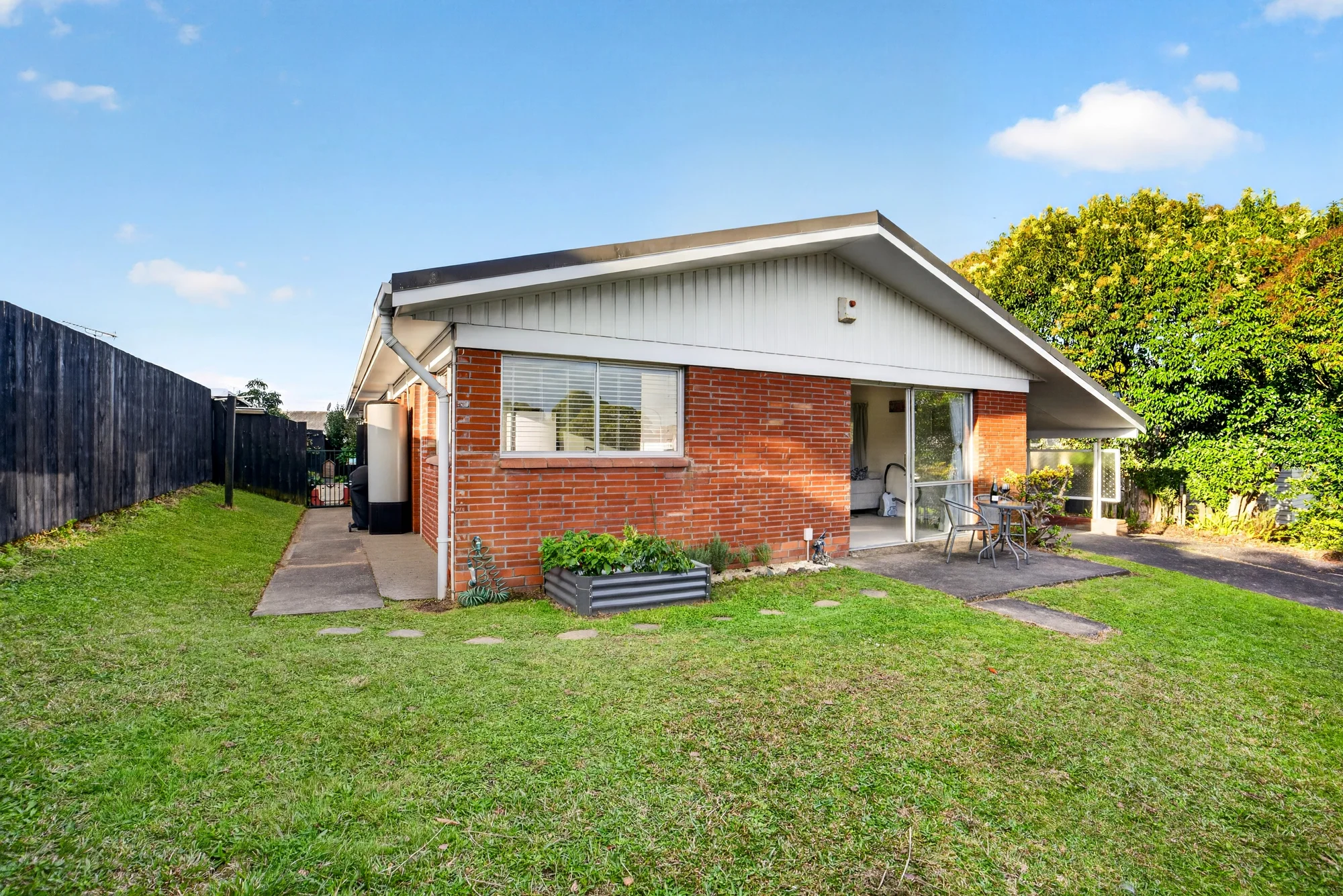 Saint Johns 2Moenga Beat the Landlord - A Smarter Move