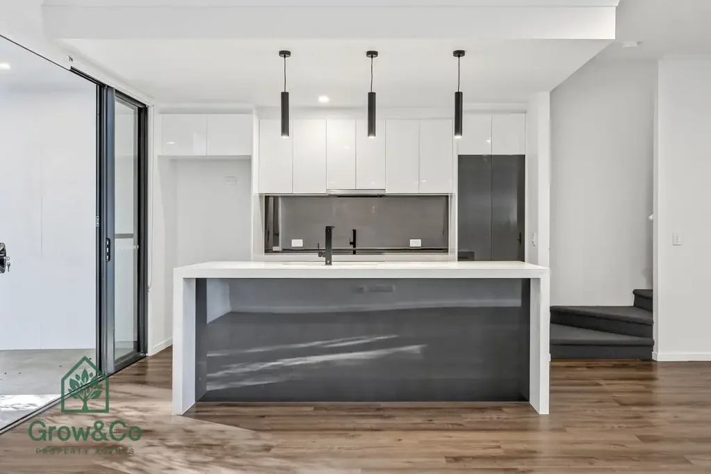Coombabah 4ਬੈੱਡਰੂਮ Modern Vacant Possession 4 bedroom + Study Home - Must be Sold!