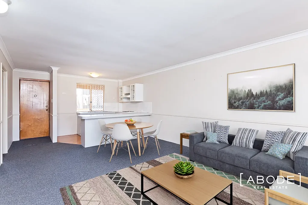 EASY TO MAINTAIN UNIT IN PERFECT LOCATION!