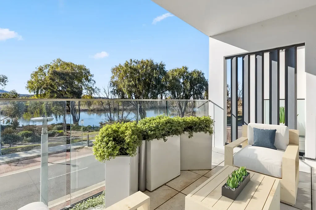 Kingston 2 Bedroom Spacious and Tranquil Apartment with Lake Views