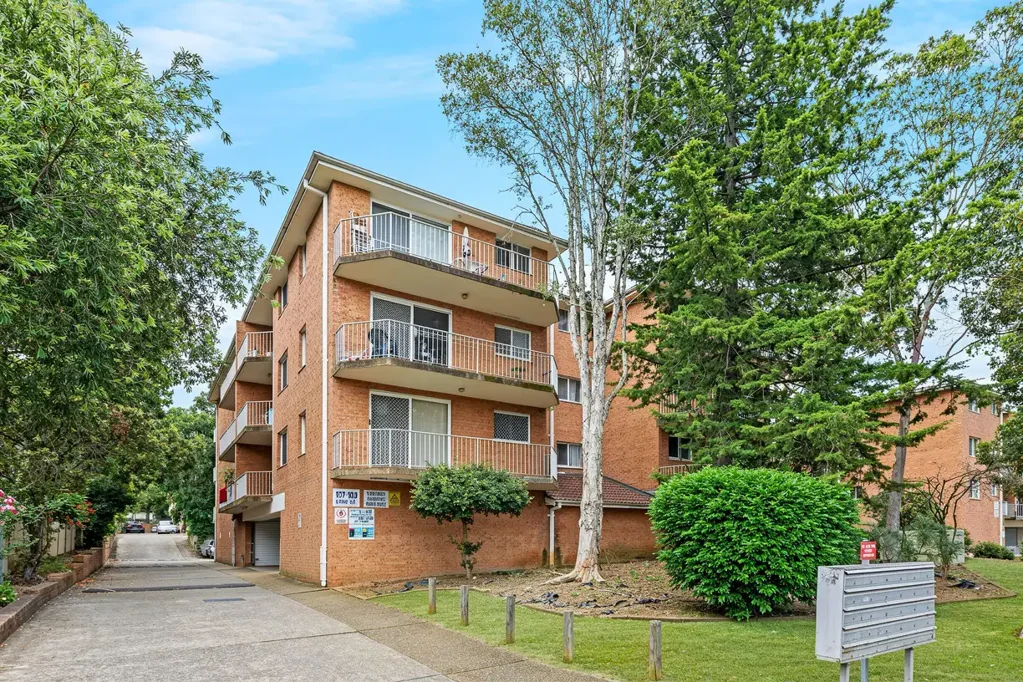 Wentworthville 2房 优越位置：宽敞双砖两卧室公寓 + 上锁车库 Prime Position: Spacious Double Brick 2-Bedroom Unit+ Lock-Up Garage