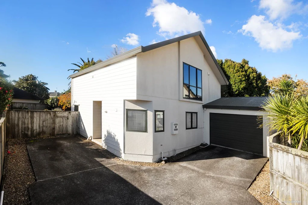 Mount Roskill 3房 远离尘嚣的阳光住宅！远眺Mt Roskill山景+便捷接驳高速，购物/交通无忧，生活娱乐两不误！ Remedial Works Needed - Great Opportunity