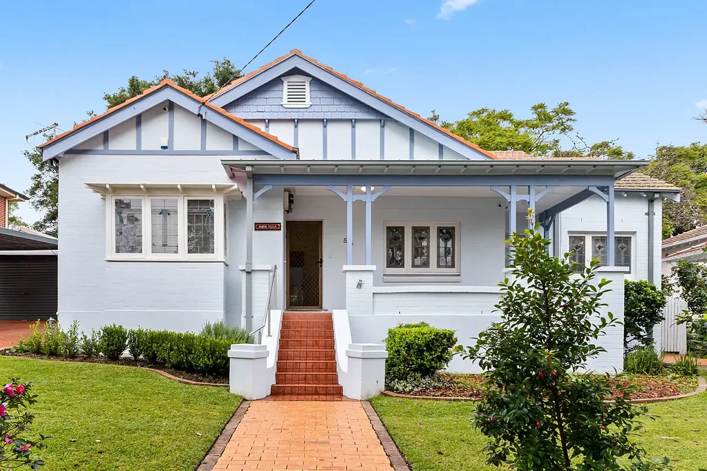 Epping 6房 双砖住宅 优雅时期特色 三独立生活区 法式门露台 游泳池按摩浴缸 现代厨房 燃气烹饪 家务室书房 彩色玻璃 高天花板 空调供暖 车棚车库 CCTV报警 Epping近站好校 Charming Character Home with Poolside Family Living in Prime Epping Pocket