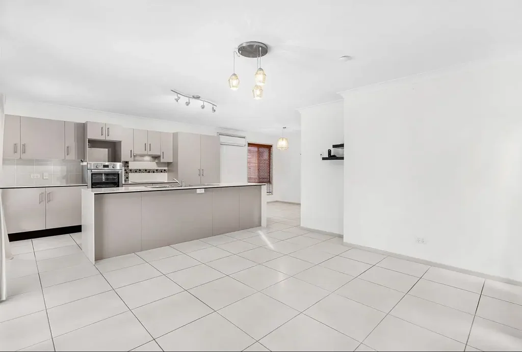 Spacious Air-Conditioned Family Home Opposite the Wynnum Golf Course