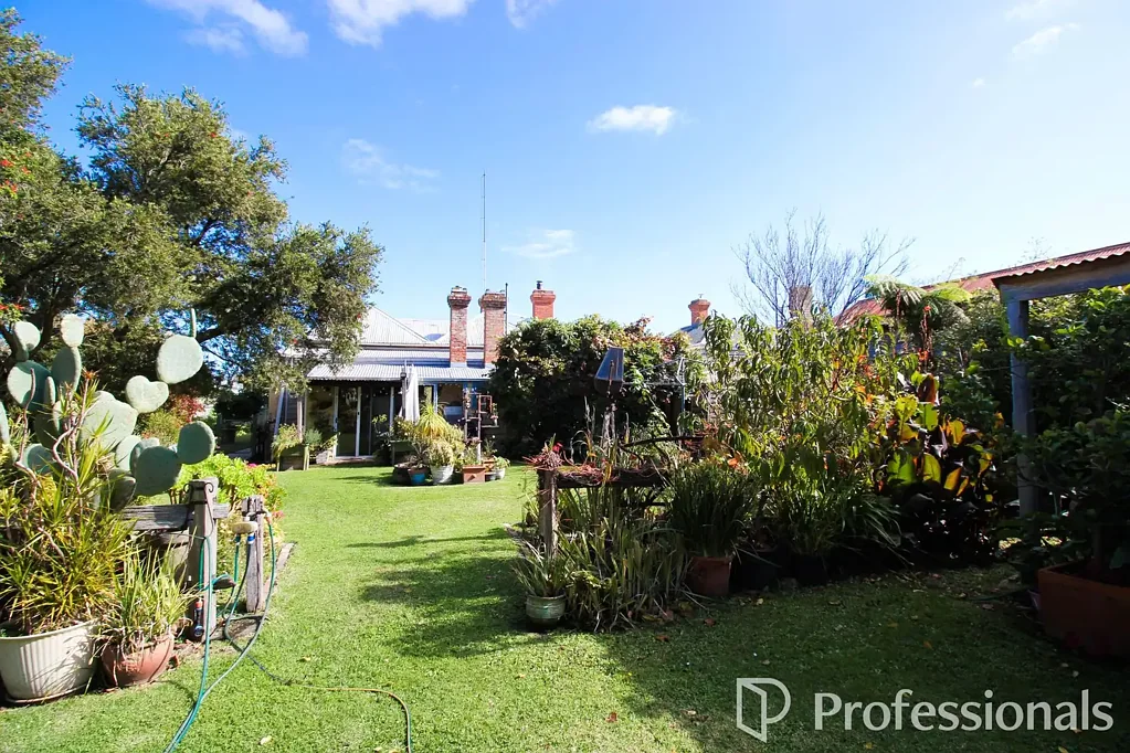 Yarram 3 Slaapkamer STEP BACK IN TIME- VICTORIAN COTTAGE WITH ATTACHED SHOP. LARGE SHED!  LIVE AND WORK FROM HOME BUSINESS