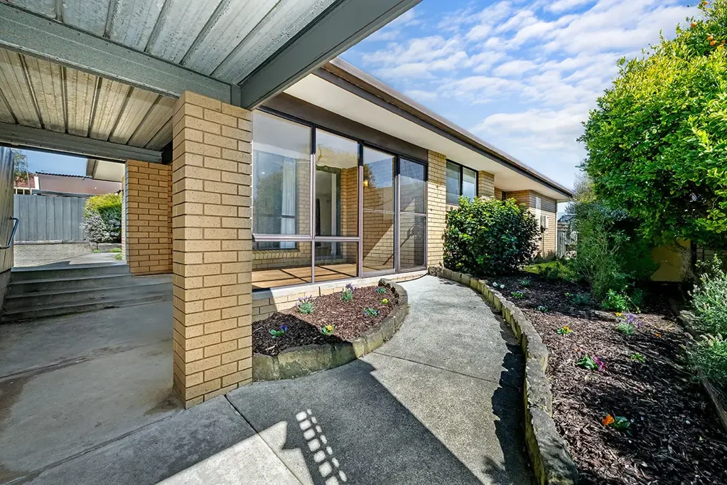Warrnambool 2कमरा Stylish Renovated 2-Bedroom Unit with Rear Lane Access – Ideal for First Home Buyers or Savvy Investors!