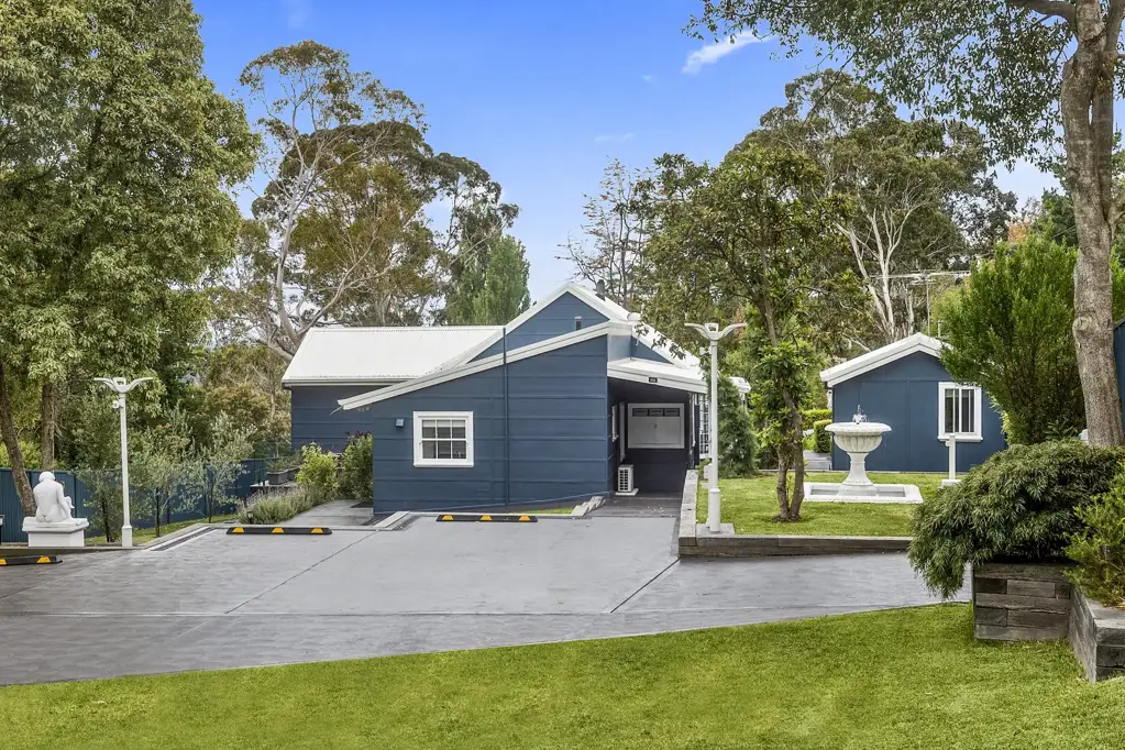 Bowral 5房 市中心繁华脉动 优越教育资源 便捷生活配套 绿意盎然公园 时尚舒居梦想 “The Spinney” – A Rare Bowral Gem with Exceptional Lifestyle & Income Potential
