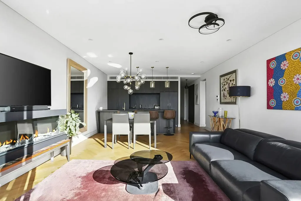 Leichhardt 3房 顶层公寓 180度全景 高挑朝北 光线充沛 现代装修 宽敞露台 高端电器 主卧套间 双位停车 社区便利 An Exceptional Penthouse Retreat with Panoramic Views