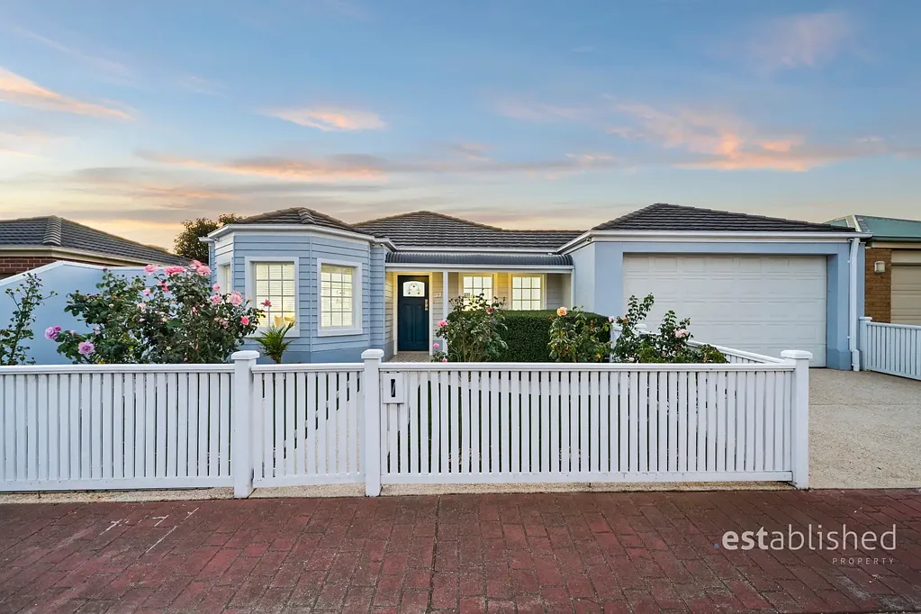 Point Cook 4chambre Welcome to Your New Hamptons Haven!