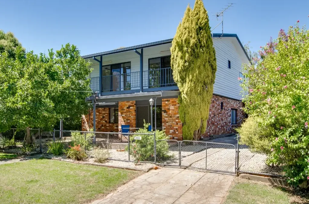 Eskdale 5બેડરૂમ Recently Renovated 2 Storey House Nestled In Eskdale. 5 Ensuite Bedrooms Including Self Contained Flat. Both Ready To Move Into Or As AirBnB