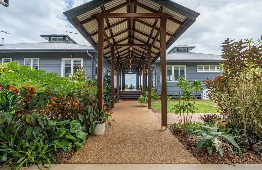 Mission Beach 3 Slaapkamer Master Builder Award Winner on Over an Acre with Ocean Views  !