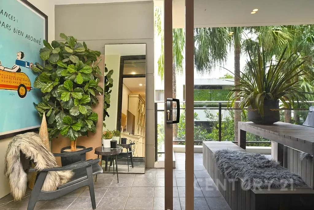 SPACIOUS ONE-BEDROOM APARTMENT WITH A/C & OVERSIZED ENTERTAINER'S BALCONY