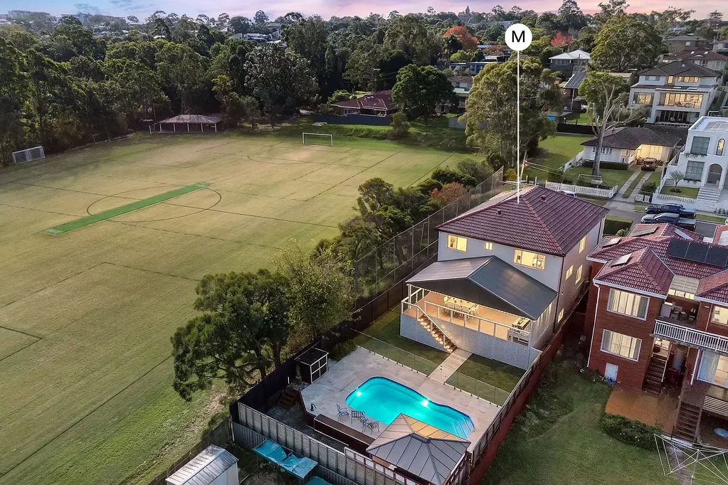 Gladesville 7房 死胡同隐私 俯瞰公园绿地 六卧主卧独卫 全新装修300平米 宽敞泳池花园 水岸便捷社区 Grand parkside abode in superb cul-de-sac enclave