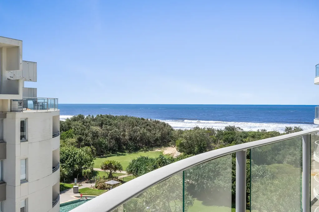 Marcoola 2غرفة نوم Oceanfront Penthouse Opportunity with Dual-Income Potential
