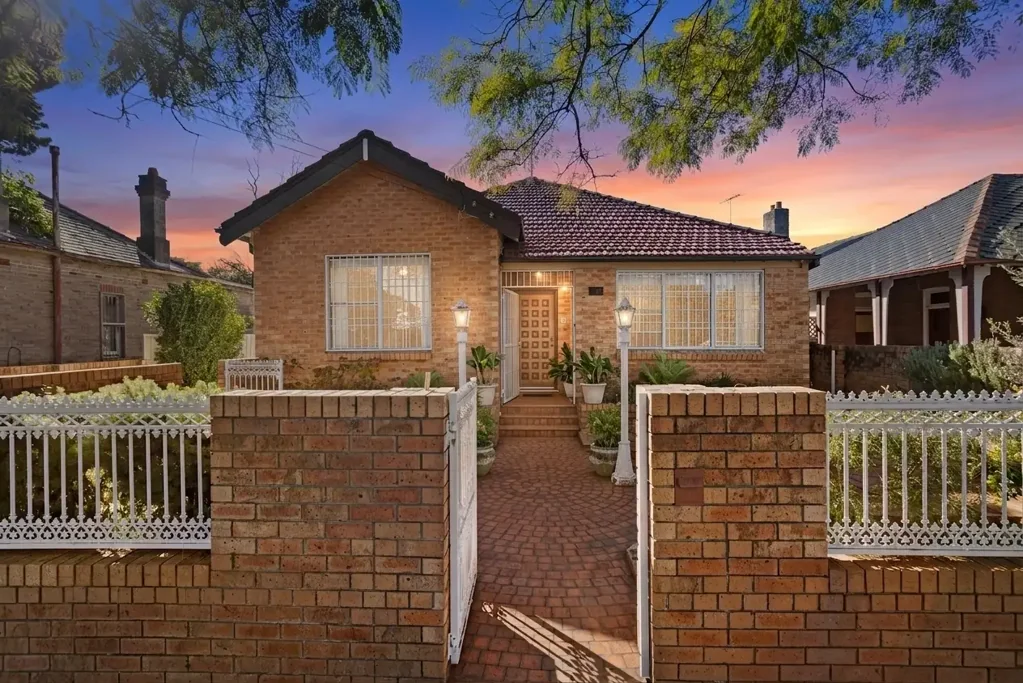 Kensington 4Habitaciones Family Home on Level 671.31sqm* North to Rear Block with Development Potential (STCA)