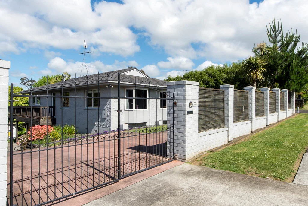 Half Moon Bay 3 Slaapkamer Urgent Sale: Solid 1970s Character, 713sqm Section