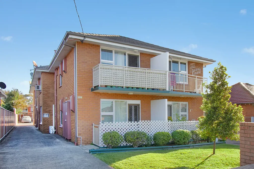 DEPOSIT TAKEN - Top floor one-bedroom apartment