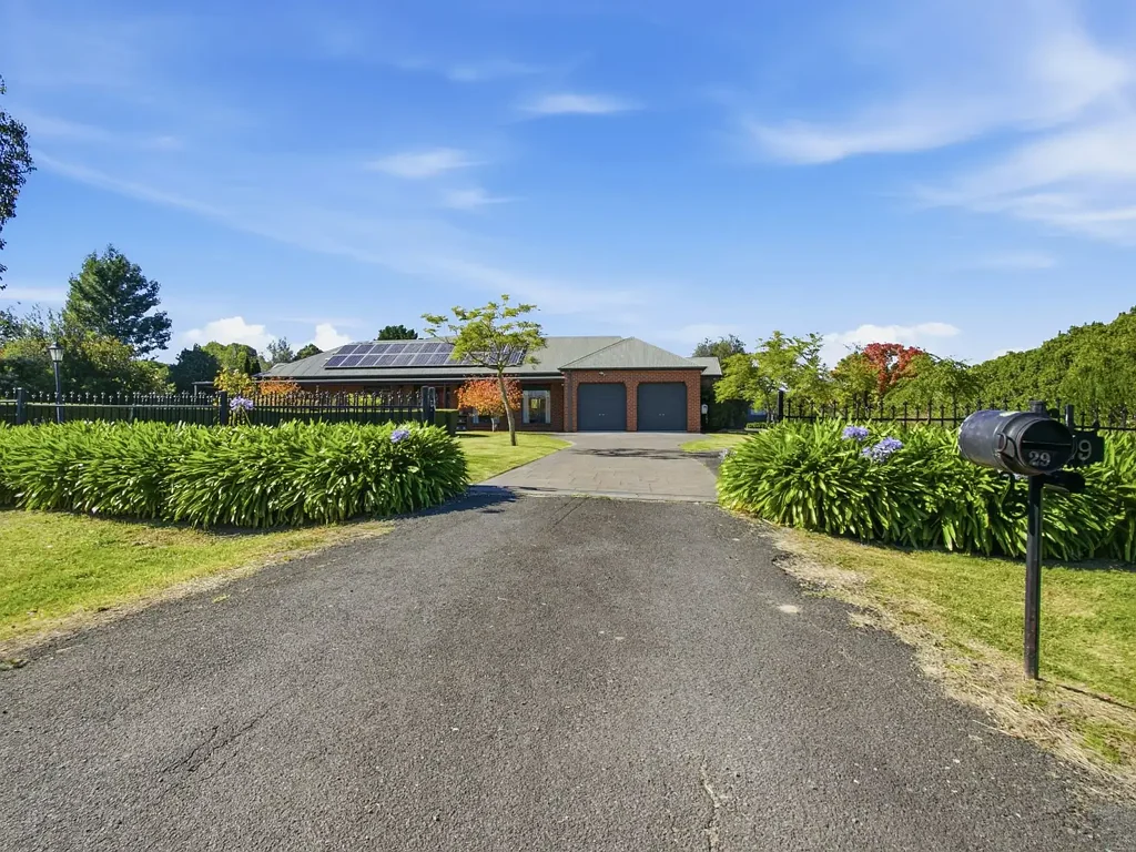 Eastwood 4房  ACREAGE, PRIVACY AND LIVING IN THE HEART OF EASTWOOD