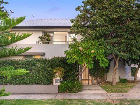 Cottesloe 4 Bedroom COASTAL ELEGANCE AND ONLY MOMENTS FROM THE BEACH