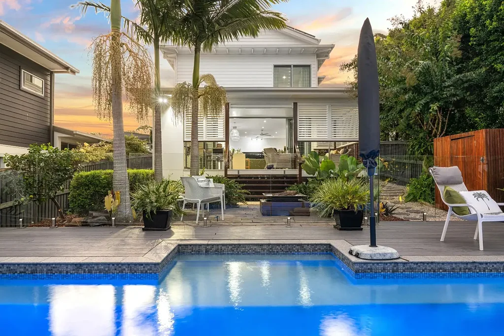 Tewantin 3Kwarto Serene Double‑Storey Entertainer Enjoying River Breezes