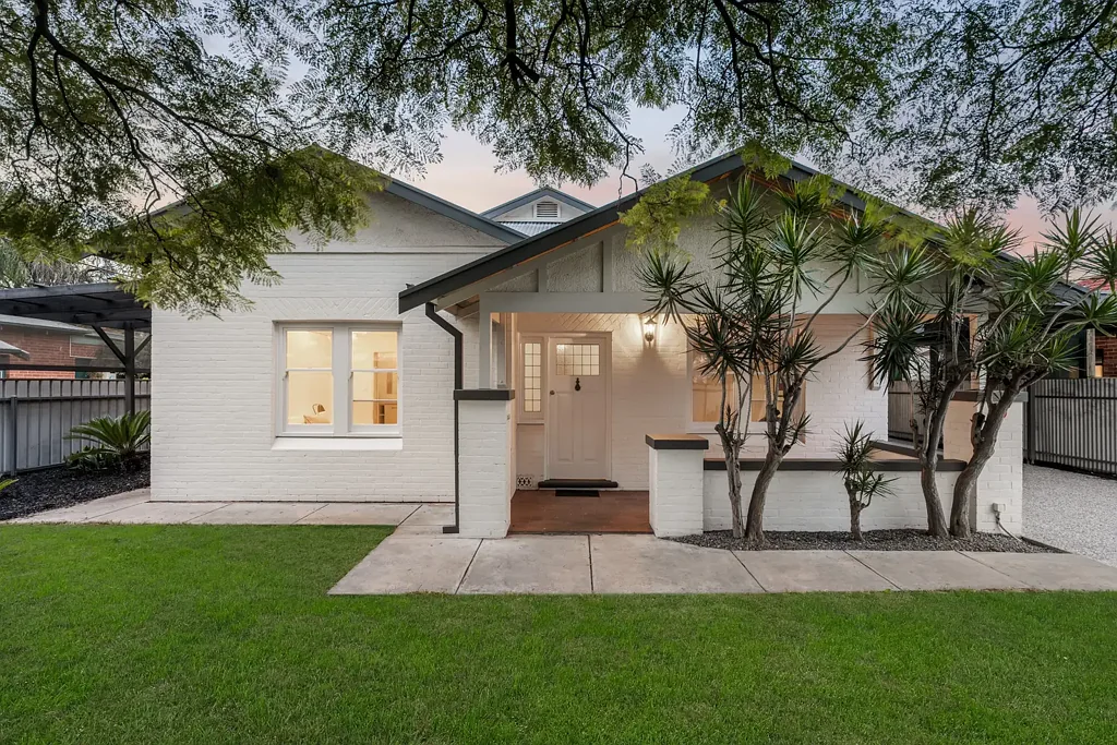 Edwardstown 4房  Something Unique, Colourful & Commodious Awaits In Edwardstown!