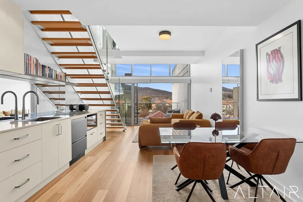 Braddon 2 Slaapkamer Immaculate loft style apartment with 1 bedroom plus study/sitting room & beautiful modern updates.