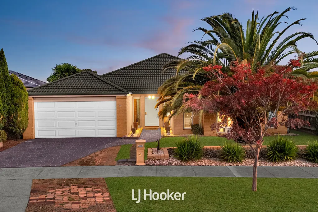 11 Fairways Boulevard, Cranbourne North, VIC 3977