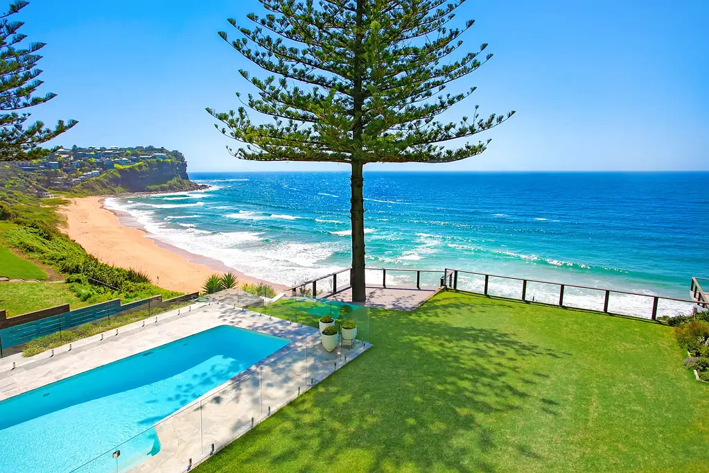 Newport 4ਬੈੱਡਰੂਮ Absolute Oceanfront Estate with Direct Beach Access | Whisper-Quiet Location | Extremely Rare Offering.