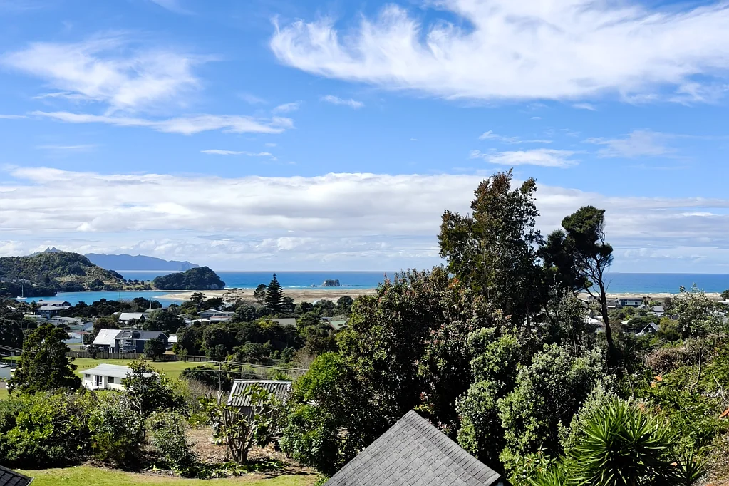 Mangawhai Heads 3Kwarto Coastal views and a genuine reason to sell!