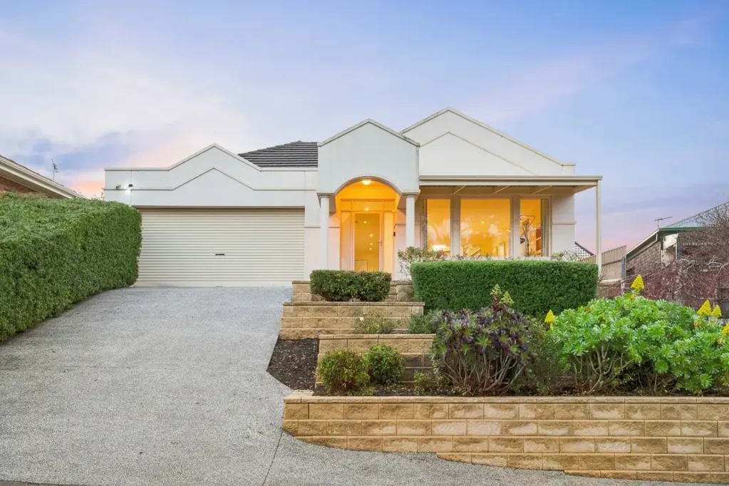 Flagstaff Hill 3Kwarto Grand Proportions, Timeless Quality & Prestigious Position
