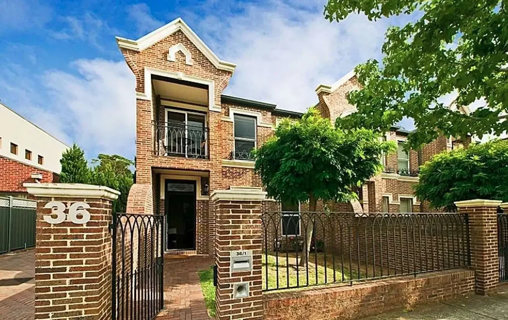 BRIGHT AND BEAUTIFUL TOWNHOUSE | FLARE REAL ESTATE