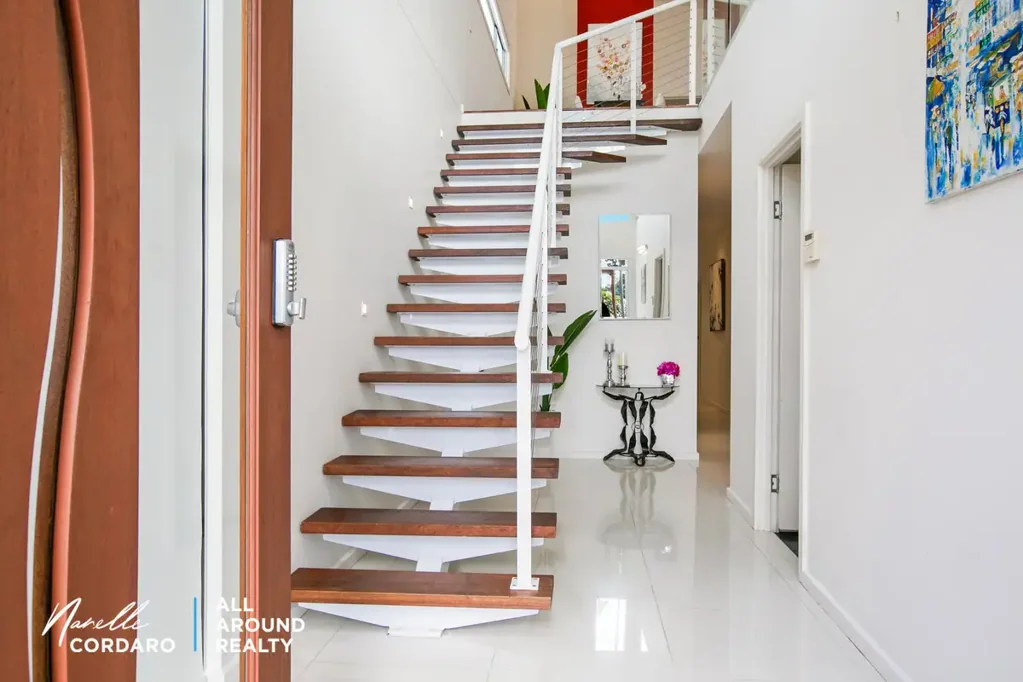 Norman Park 4Kwarto ELEVATED ELEGANCE - LARGE HOME - DUAL LIVING POTENTIAL - 5 MIN TO BRISBANE CBD