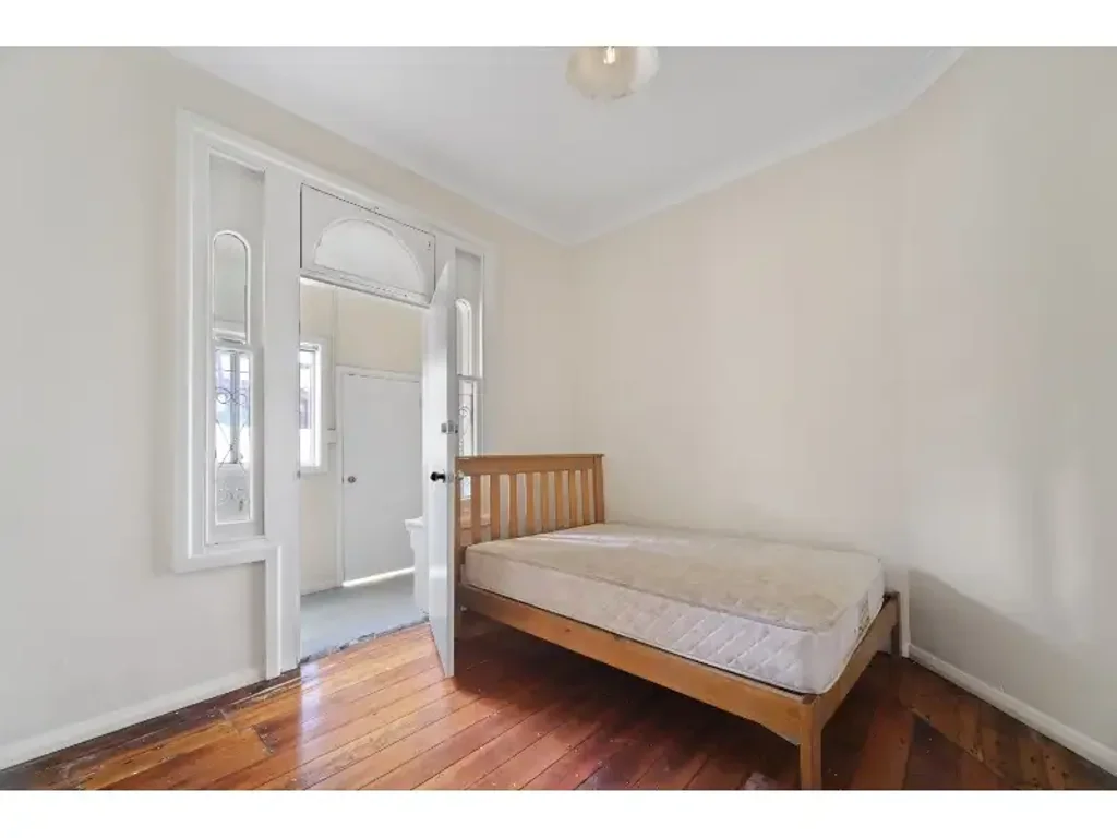 Affordable Room in Conveniently Located Guest House