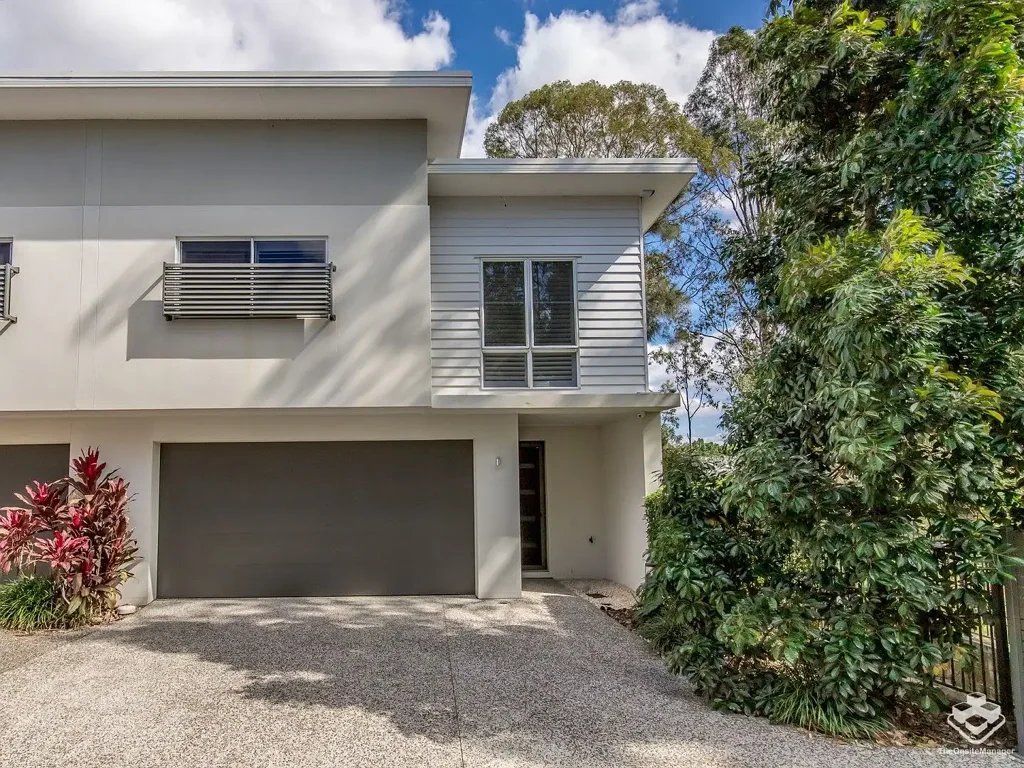 Helensvale 4 Bedroom Modern, Spacious Townhouse in a Prime Leafy Setting