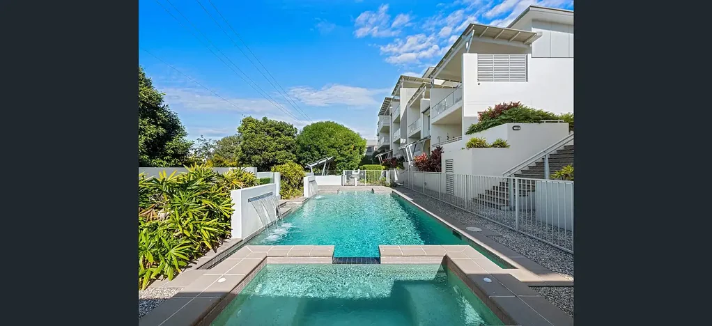 3BEDS 2BATH 2CAR MODERN APARTMENT IN THE HEART OF INDOOROOPILLY