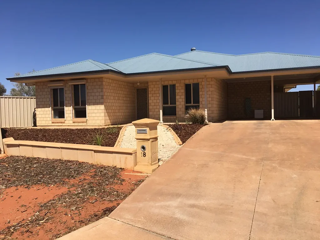 Roxby Downs 4房  BEAUTIFUL 4 BEDROOM HOME WITH INGROUND POOL