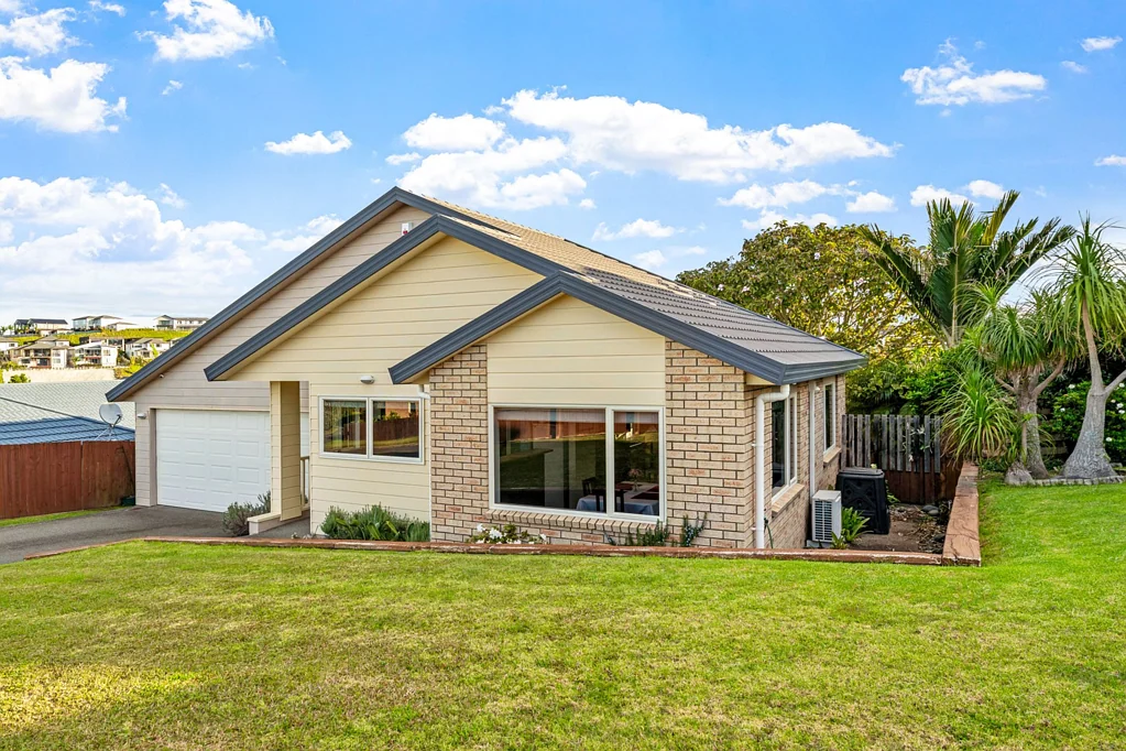 Orewa 4房  Hot Value in Orewa. Well Below CV!