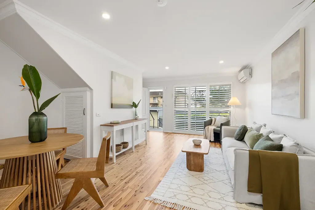 Dee Why 2房 宽敞联排别墅带私人庭院，距 Dee Why 海滩仅数步之遥 Spacious Townhouse with Private Courtyard Moments from Dee Why Beach