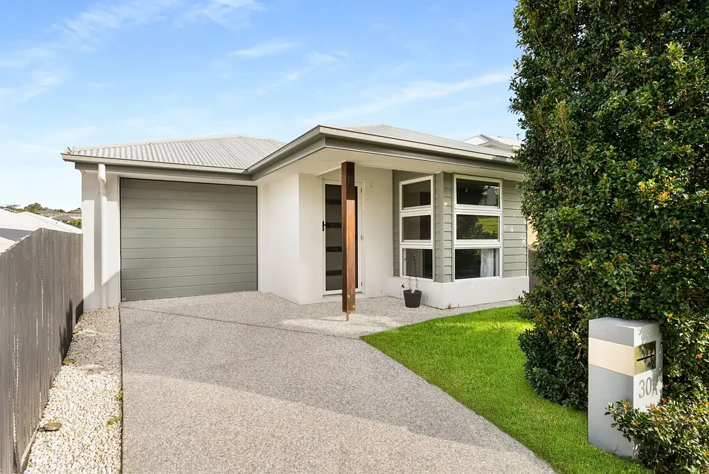 The Complete Package in a Thriving Holmview Community!