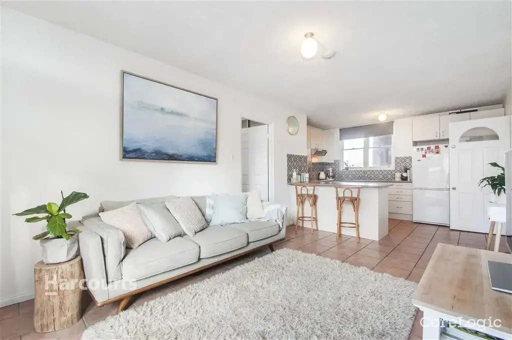 Perfectly located in the ever-popular coastal village of Shellharbour.