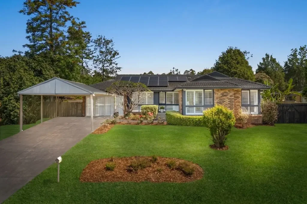 Baulkham Hills 4房 宽敞746平地块 精美翻新单层 阳光充足多区域 现代厨房时尚装置 私密绿洲后院 邻里友好社区 步行便利交通 Single-Level Home with Expansive Backyard & Future Potential