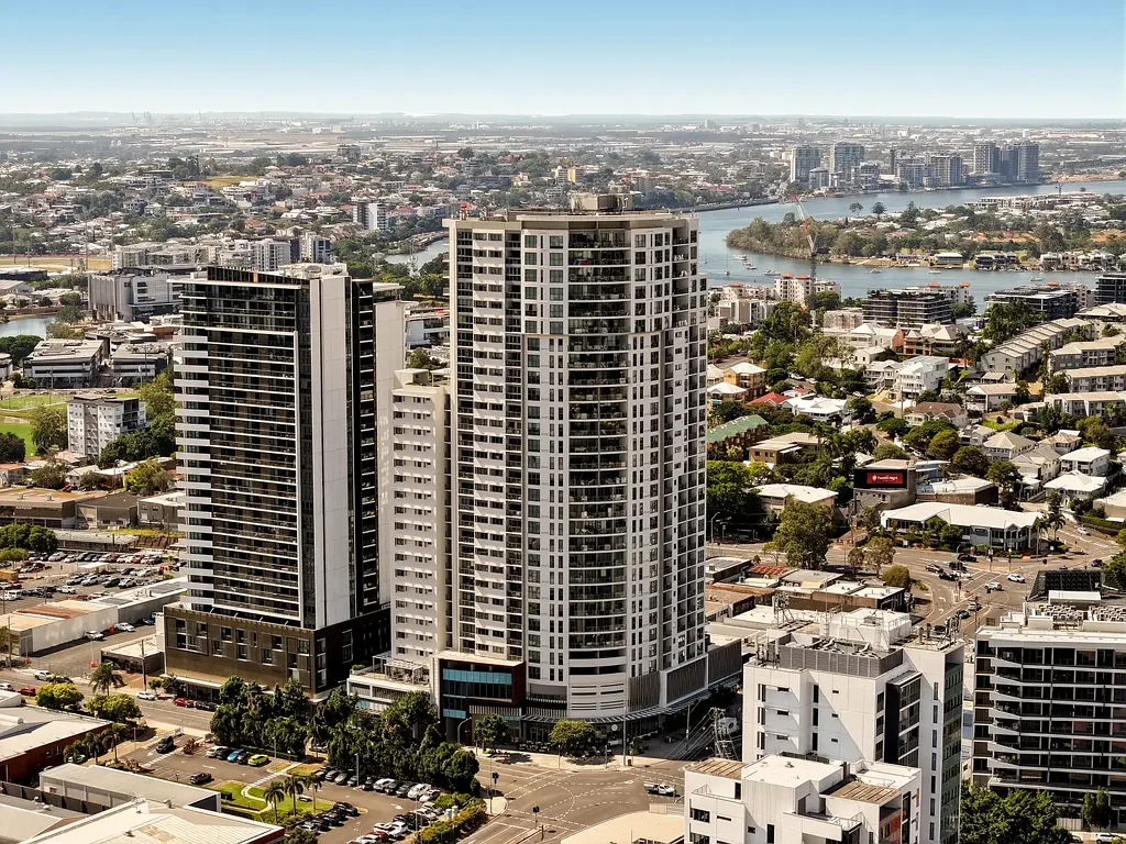 Bowen Hills 1房 中心地段高层 时尚低维护生活 开阔视野 度假村设施 无可比比便利性 现代厨房石台面 优质电器 开放式生活区 私人阳台 空调安心舒适 Elevated Inner-City Living with Resort-Style Amenities
