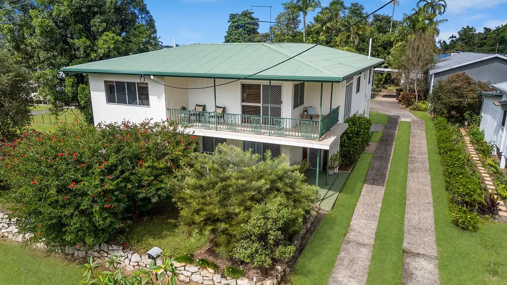 Tully 5房  Fall in Love with This Expansive 470m2 Family Home on a Massive 1,416m² Block -  room to build another house at the rear.