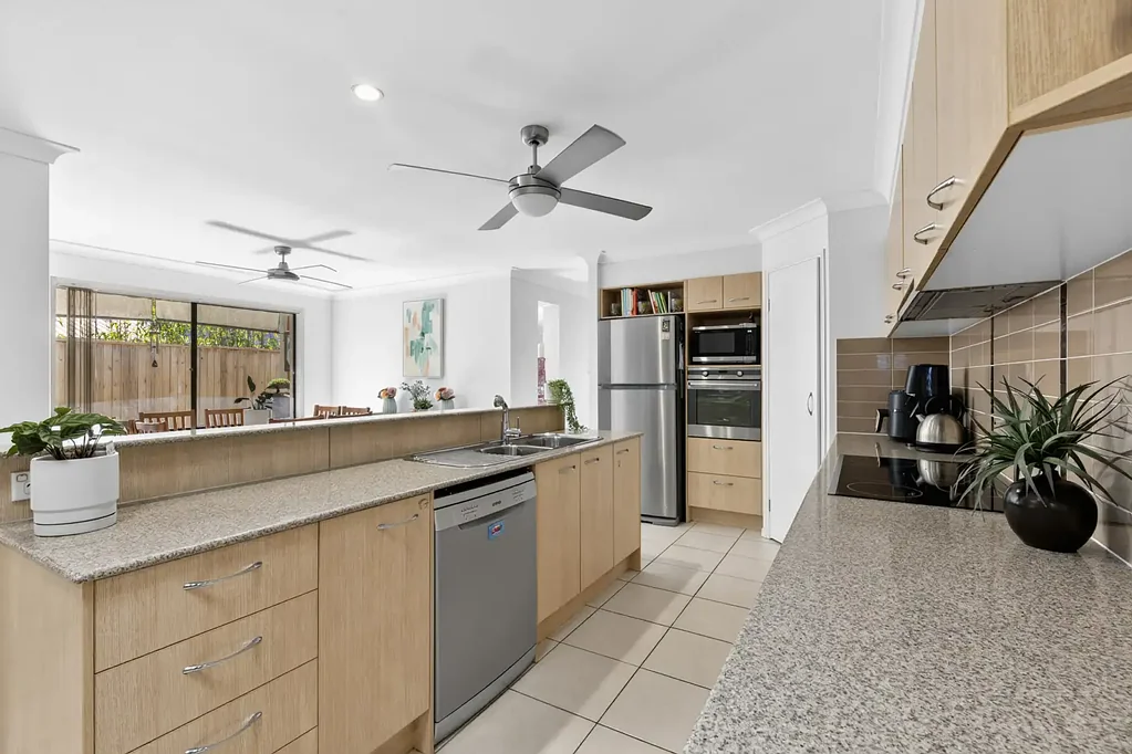 Sippy Downs 4房  Need 5 Bedrooms?!– Generous Family Home with Options in Prime Sippy Downs Location