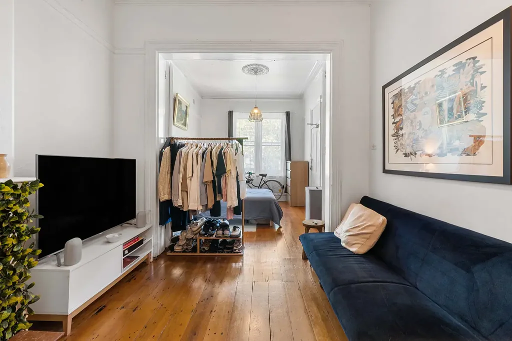 Spacious Studio in Central Location, Electricity Included