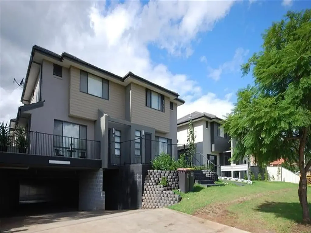 MODERN 3 BEDROOM TOWNHOUSE